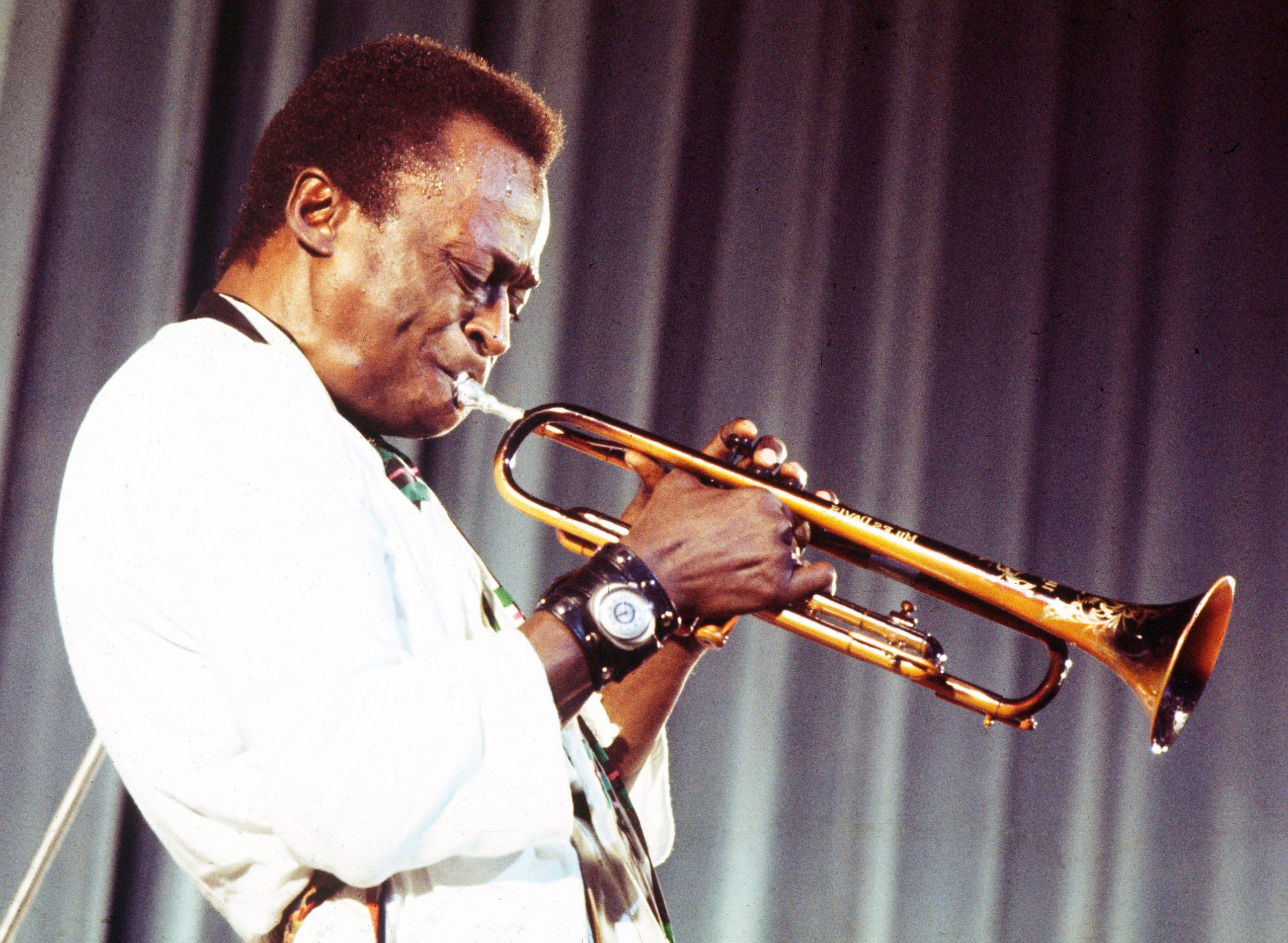 Miles Davis tocando la trompeta